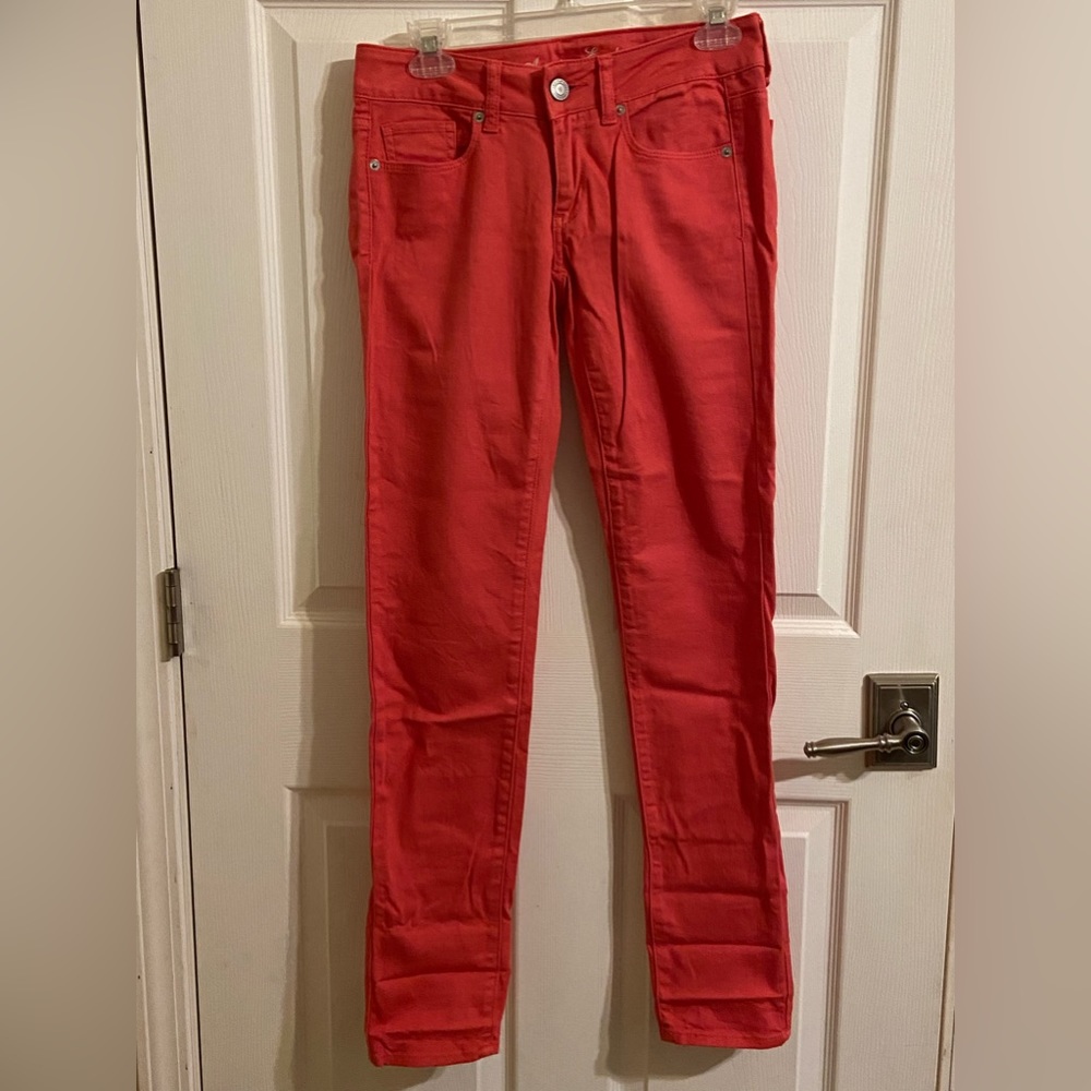 American Eagle Women’s Skinny Jeans. Size: 2 Regular    98%cotton and 2%Spandex.